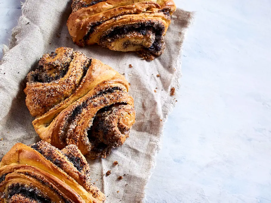 Franzbrötchen schmecken mit Mohnfüllung super lecker, keine Angst auch hier ist Zimt mit von der Partie. Franzbrötchen schmecken mit Mohnfüllung super lecker, keine Angst auch hier ist Zimt mit von der Partie.