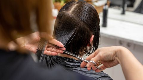 Frau beim Friseur - Foto: Natalia Shishkova/iStock