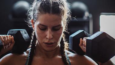 Krafttraining für Frauen: Mit diesen Gewichten solltest du trainieren - Foto: iStock