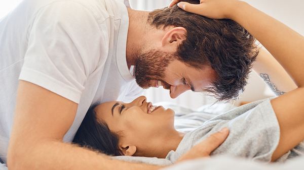 Frau und Mann: Liebe ist nicht gleich Liebe – oder doch?! - Foto: PeopleImages/iStock