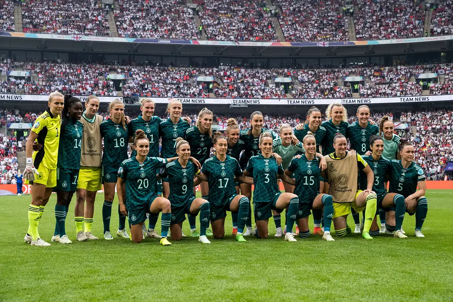 Mannschaftsfoto statt Startelf vor Spielbeginn Mannschaftsfoto statt Startelf vor Spielbeginn