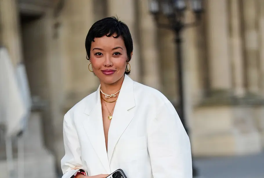Frech: Pixie Cut für dünnes Haar mit Pony Ultra lässig kommt der Pixie Cut mit Baby Bangs daher.