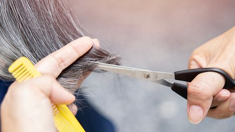 Bob-Frisuren für graues Haar - Foto: iStock/Kunlathida Petchuen