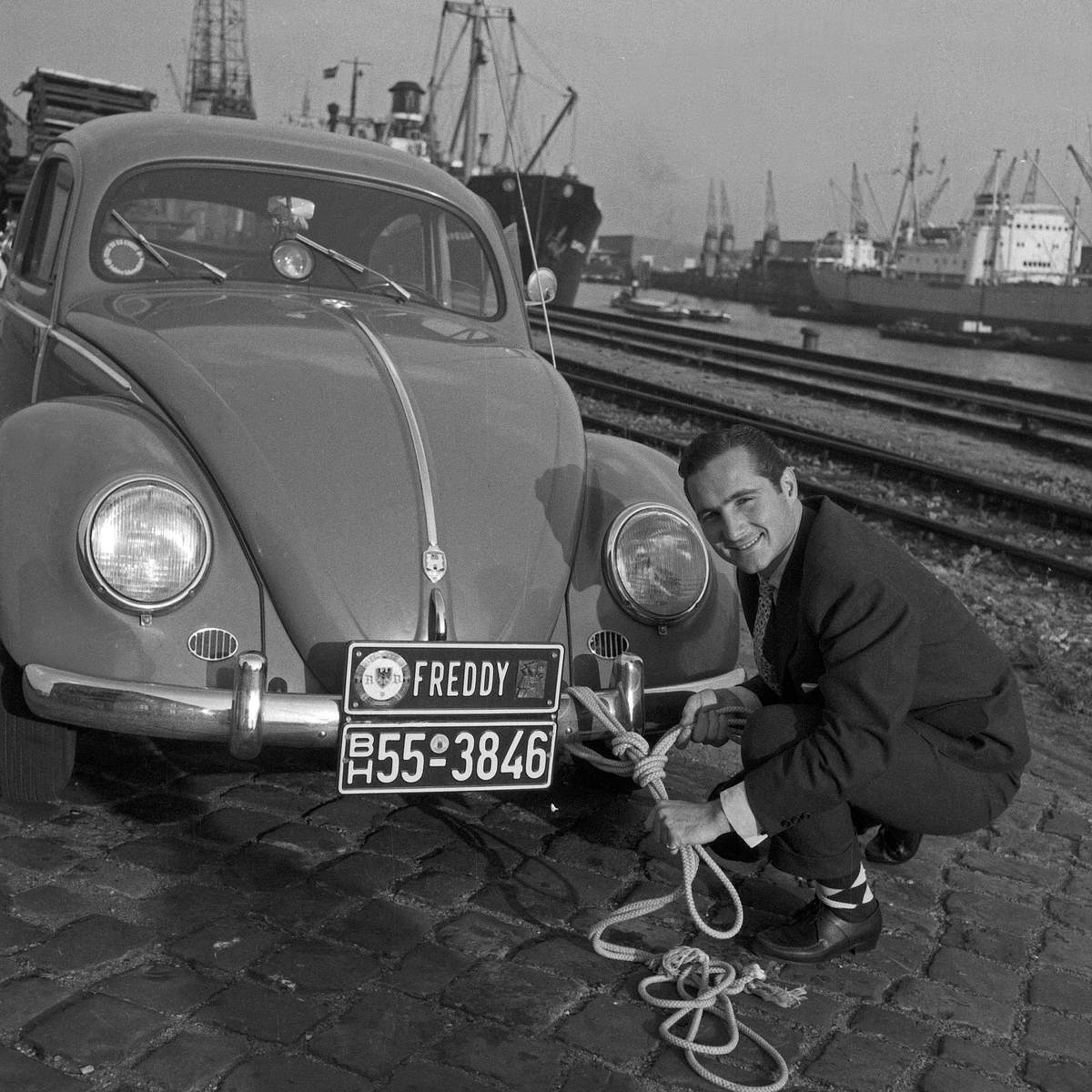 Freddy Quinn und sein Käfer im Hamburger Hafen.