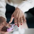 French Illusion Nails: Dieser angesagte Nagel-Trend schickt klassische French Nails in den Beauty-Ruhestand - Foto: milorad kravic/iStock