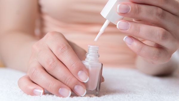 French Nails selber machen: Dieser geniale Beauty-Trick zaubert perfekte French Nails in nur 2 Minuten - Foto: petrograd99/iStock