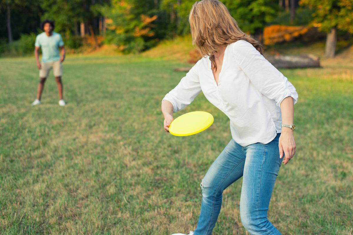 Frisbee, Tischtennis oder Federball: Sportliche Aktivitäten machen so viel Spaß und das kostenlose Date steht!