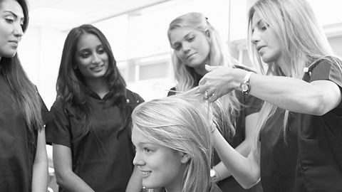 Friseur-Ausbildung: So wenig Gehalt bekommen Azubis - Foto: iStock