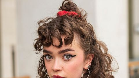 Frisuren für lange Haare mit Locken: Die schönsten Haarschnitte und Stylings - Foto: Getty Images / Kirstin Sinclair