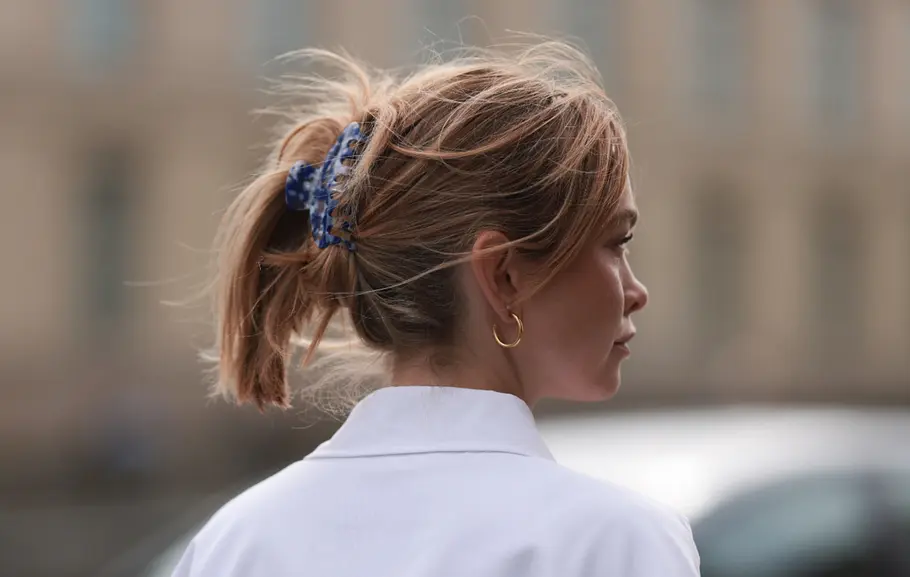 Hochsteckfrisur für dickes Haar mit Haarklammer Frisuren für lange, dicke Haare: Die schönsten Haarschnitte und Stylings