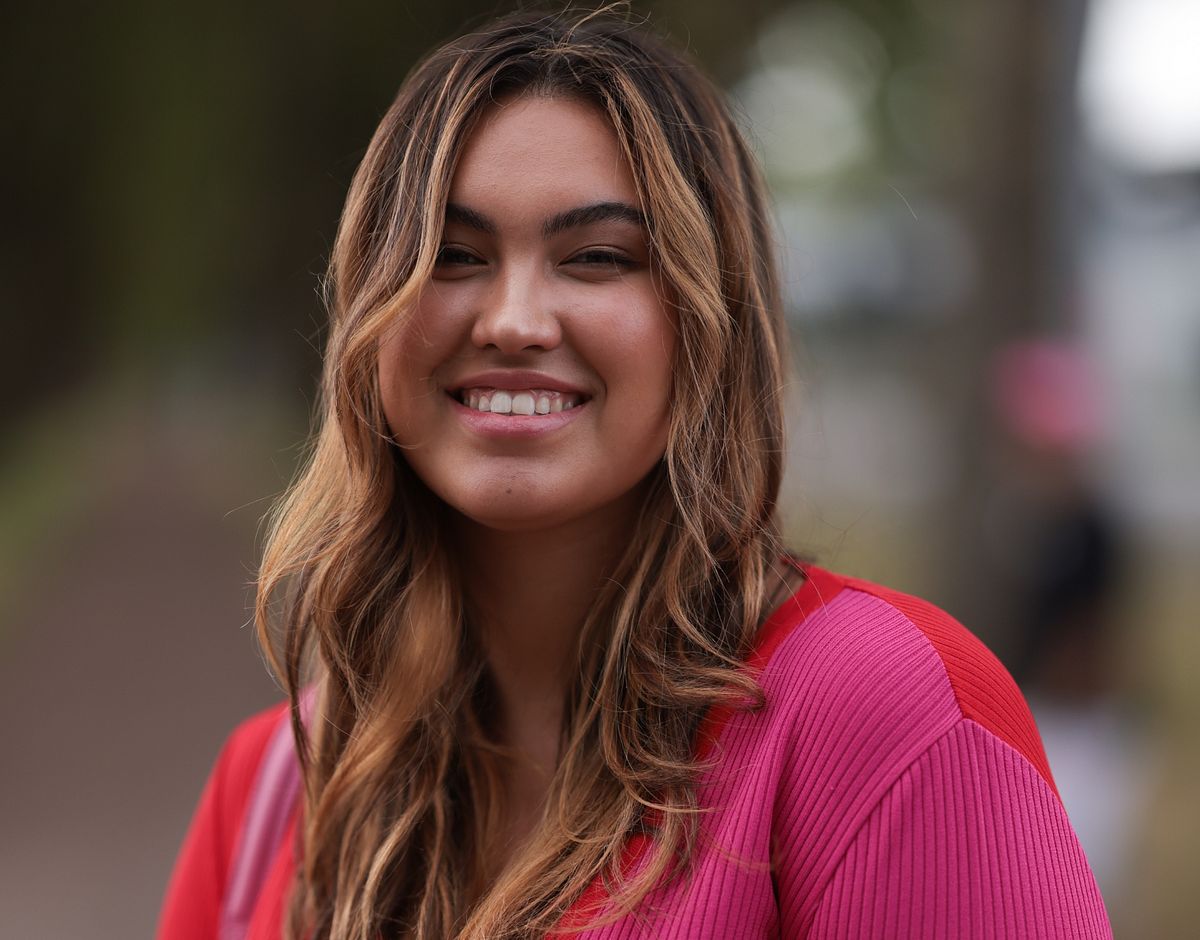 Ideal für runde Gesichter und lange Haare: Beach Waves und Curve Bangs.