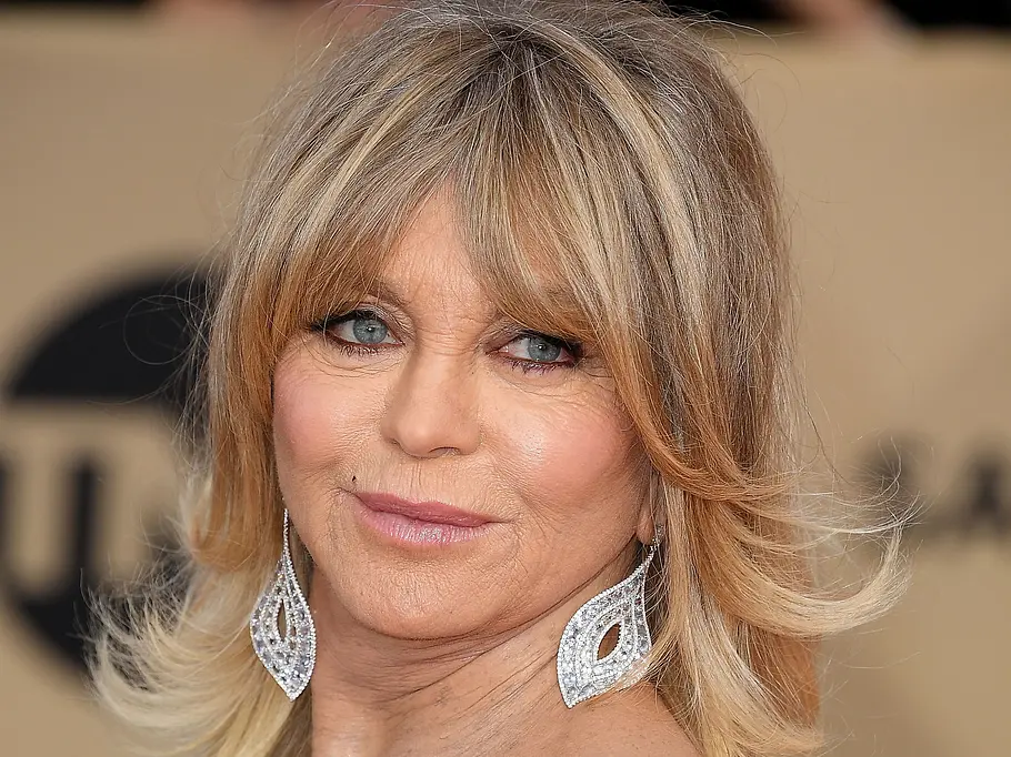 Kitty Cut mit Curtain Bangs: Die mittellange Frisur für feines Haar ab 60 liegt im Sommer 2024 im Trend
