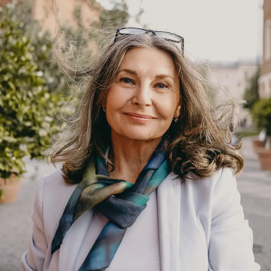 Frisuren ab 60: Frau mit Stufenschnitt