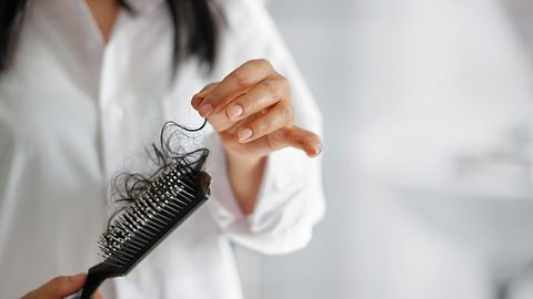 Frisuren bei Haarausfall: Das sind die 5 besten Haarschnitte bei kahlen Stellen und lichtem Haar - Foto: ipopba/iStock