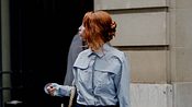 Eine Frau mit roten Haaren dreht sich zur Seite. - Foto:  IMAGO / ABACAPRESS