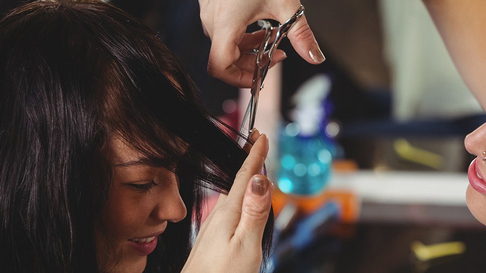 Frisuren, die jünger machen - Foto: WavebreakMediaMicro/iStock