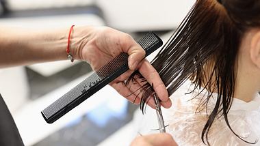 Frisuren für dickes Haar: Die schönsten Schnitte und Styling-Tipps für langes, mittellanges und kurzes Haar - Foto: Ivan-balvan/iStock