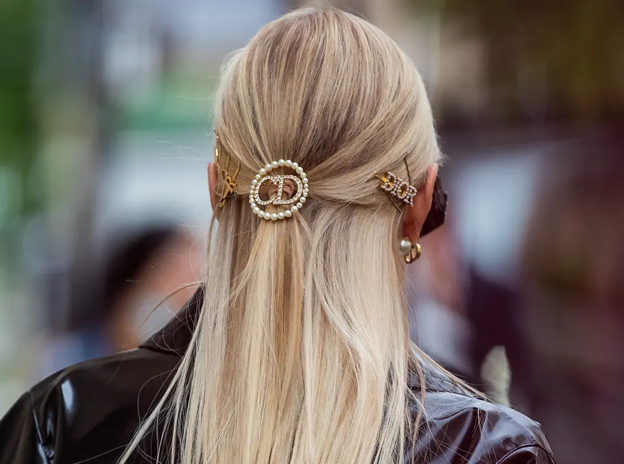 Halboffene Spangen-Frisur für lange, glatte und dünne Haare Frisuren für lange, glatte Haare: Die schönsten Stylings und Schnitte