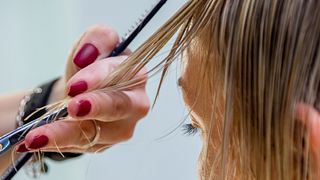Frisuren für lange Haare mit Pony: Die schönsten Schnitte und Stylings mit Pony-Frisur - Foto: Getty Images/rbkomar