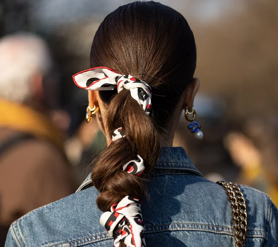 Elegante Frisur für volles Haar: Zopf mit Seidentuch Frisuren für lange, dicke Haare: Die schönsten Haarschnitte und Stylings