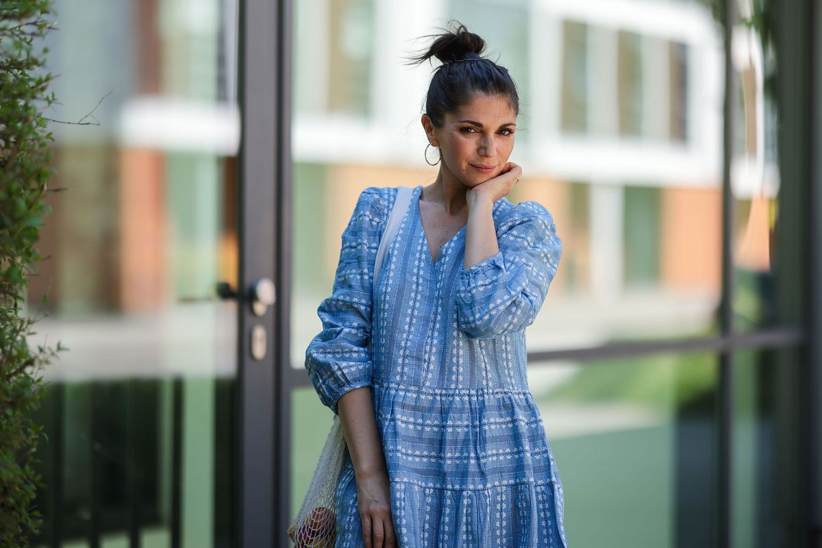 Frisuren für fettige Haare: Messy Bun 