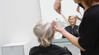 Die schönsten Frisuren für graue Haare ab 60 findest du bei uns! Lass dich inspirieren... - Foto: moodboard / Getty Images