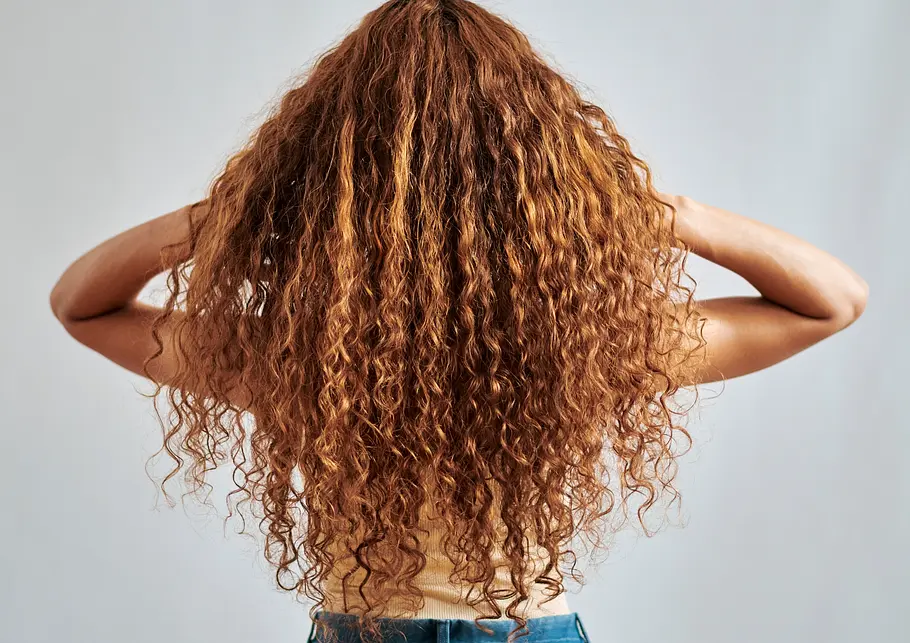 V-Schnitt für dickes, langes und lockiges Haar Frisuren für lange, dicke Haare: Die schönsten Haarschnitte und Stylings