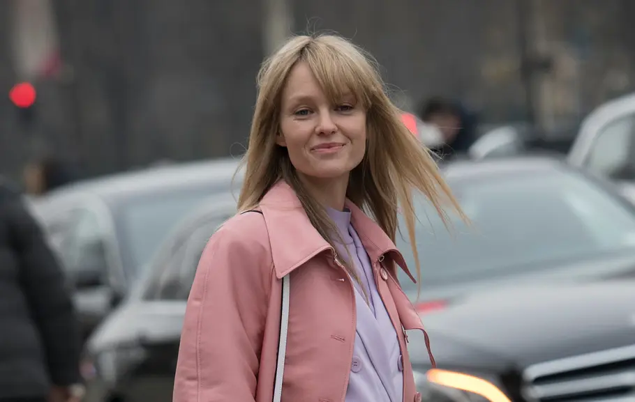 Lange Haare mit fransigem Seitenpony Frisuren für lange Haare mit Pony: Die schönsten Schnitte und Stylings mit Pony-Frisur