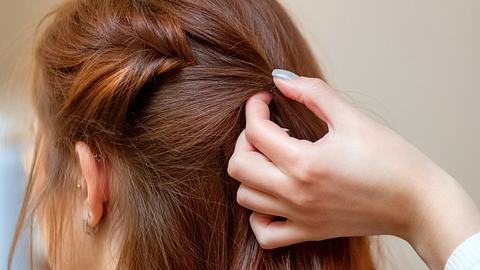 Die schönsten Frisuren für kurze Haare als Hochzeitsgast - Foto: dimid_86/iStock