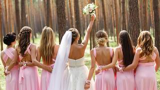Frisuren Hochzeitsgäste: Die schönsten Flechtfrisuren, Hochsteckfrisuren und romantischsten Looks zum Selbermachen - Foto: kkshepel/iStock