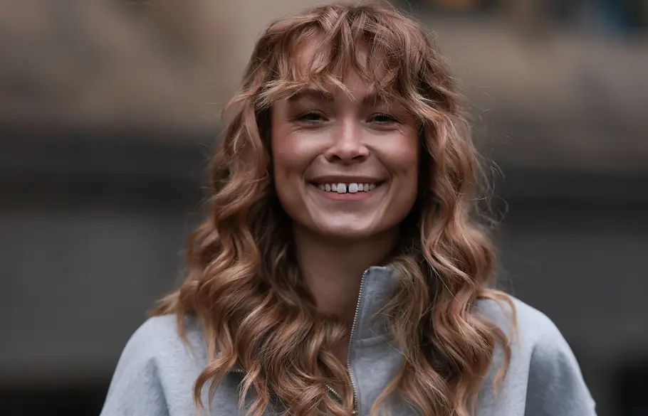 Curly Bangs mit langen Haaren Frisuren für lange Haare mit Pony: Die schönsten Schnitte und Stylings mit Pony-Frisur
