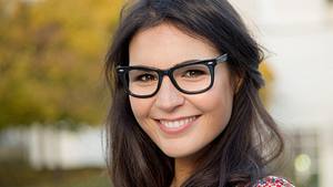 Bei Frisuren mit Brille gibt es bestimmte Grundregeln. - Foto: iStock/Rocky89