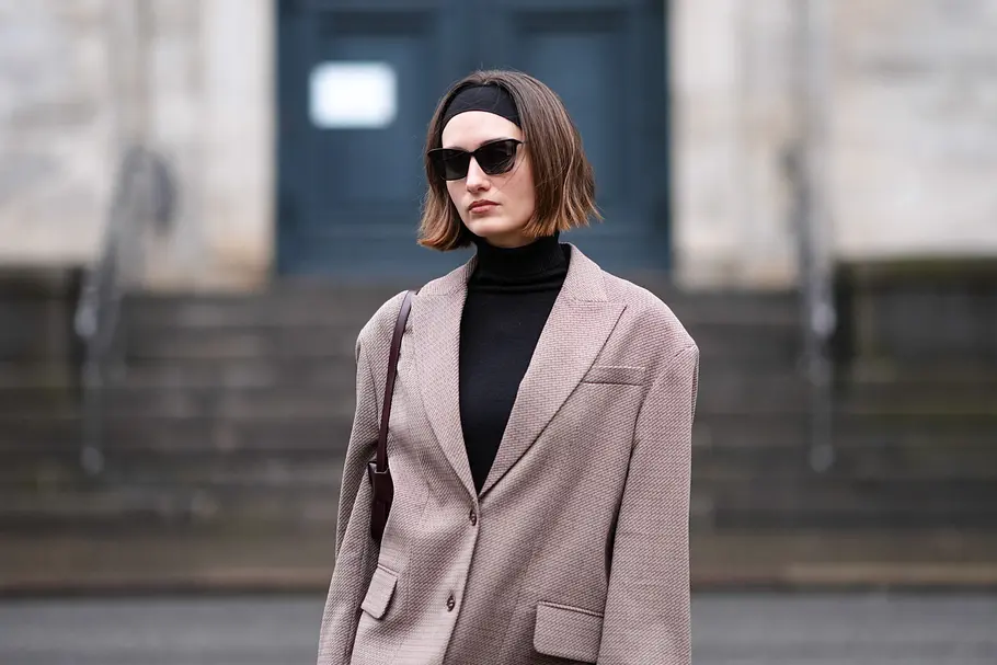 Lässiger Look für den Bob dank Haarband.