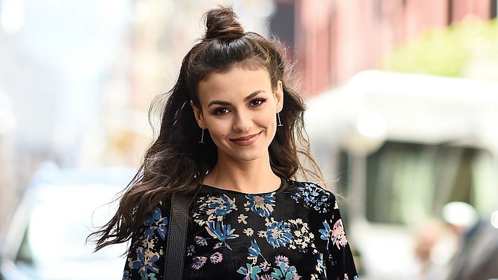 Mädchen mit halboffenen Haaren - Foto: gettyimages