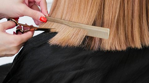 Mittellange Frisuren: Diese 5 flotten Frisuren für schulterlanges Haar verdrehen im Frühling modebewussten Frauen den Kopf - Foto: Natasa Ivancev/iStock