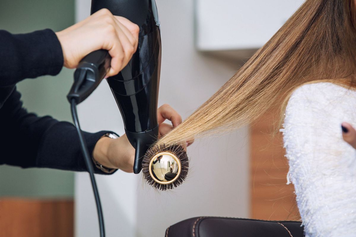 Frau im Friseursalon (Themenbild)