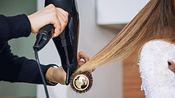 Frau im Friseursalon (Themenbild) - Foto: Kuzmichstudio/iStock