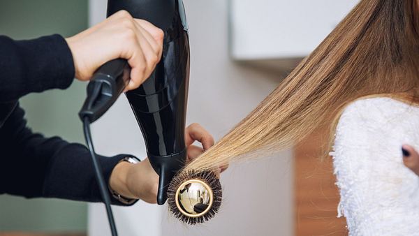 Frau im Friseursalon (Themenbild) - Foto: Kuzmichstudio/iStock