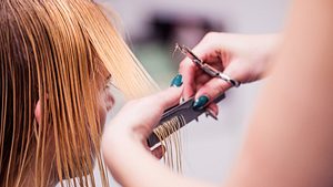 frisuren-rundes-gesicht-frauen - Foto: Istock/Halfpoint