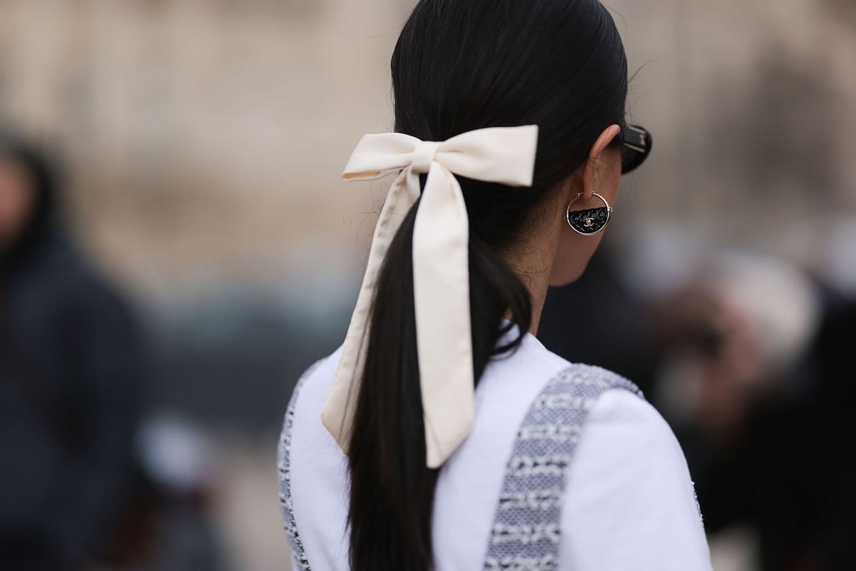 Einfache Hochzeitsfrisur fürs Standesamt: Sleek-Ponytail mit Schleife