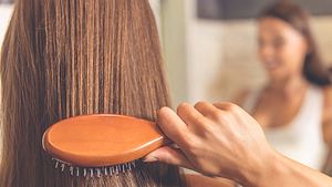 Lange Haare kann man auf unterschiedliche Weise stylen. - Foto: :vadimguzhva/istock