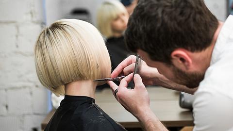 Frisuren Trends 2023: Diese 5 Schnitte und Farben sind im nächsten Jahr in! - Foto: romankosolapov/iStock