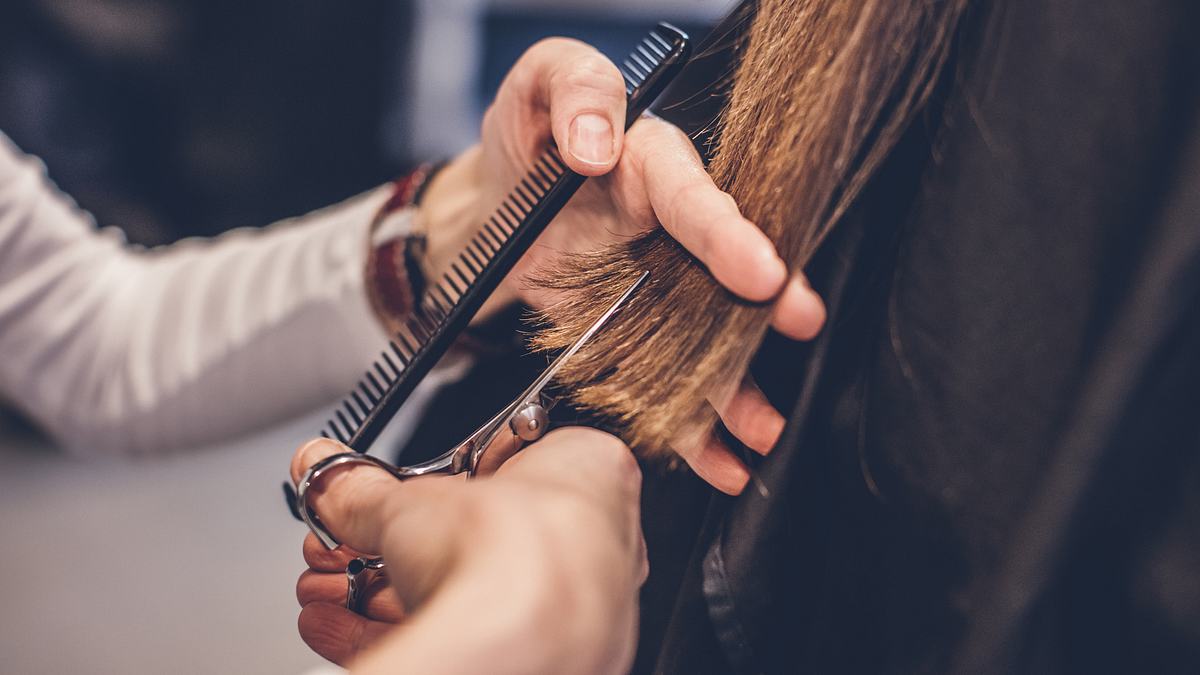 Trendfrisuren 2023: Haare werden geschnitten (Themenbild)