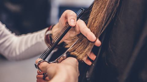 Trendfrisuren 2023: Haare werden geschnitten (Themenbild) - Foto: eclipse_images/iStock