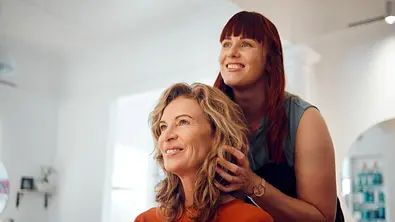Frau beim Friseur - Foto: iStock / PeopleImages