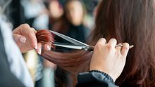 Trendfrisuren 2024: Die schönsten Schnitte, Farben und Styles - Foto: Hispanolistic/iStock