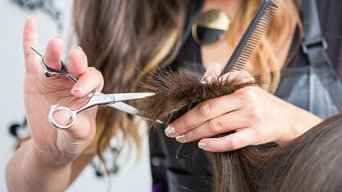 Haare werden geschnitten (Themenbild) - Foto: BenAkiba/iStock