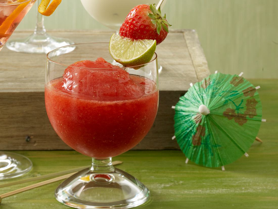 Frozen Erdbeer-Daiquiri aus frischen Erdbeeren Frozen Erdbeer-Daiquiri aus frischen Erdbeeren