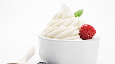Lecker und kalorienarm: Frozen Joghurt kannst du ganz entspannt genießen! - Foto: iStock