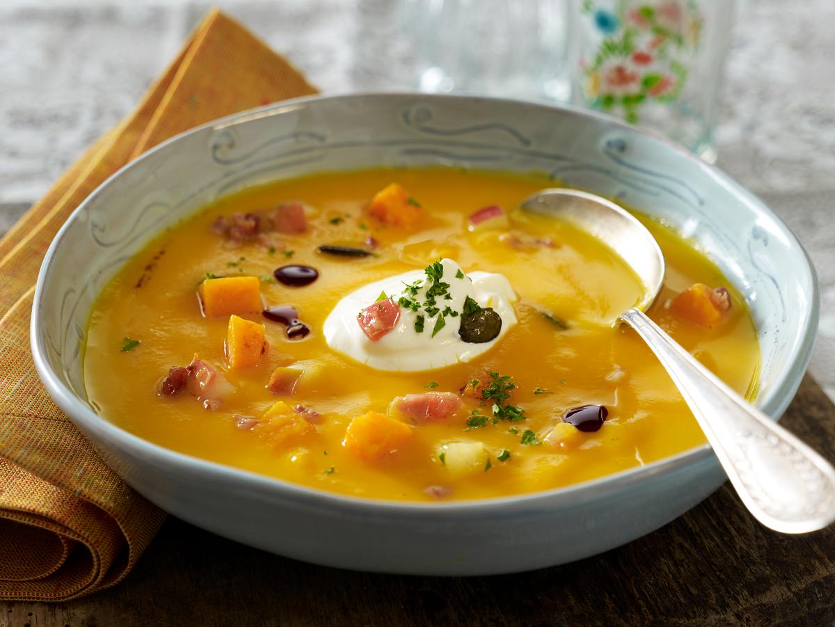 Fruchtige Kürbissuppe mit Apfel und würzigem Speck